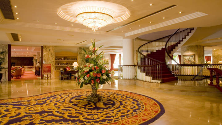 The entrance at Hotel Botanico, Tenerife, is beautifully illuminated using Philips hospitality lighting