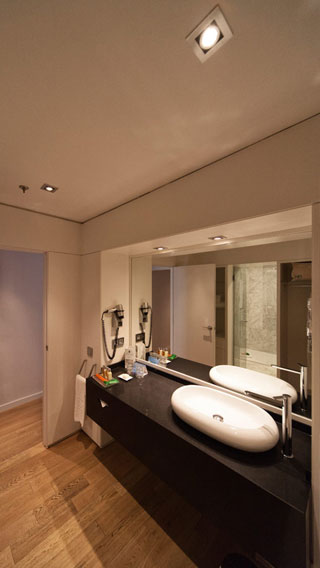 The bathroom at NH Hoteles Eurobuilding is illuminated using Philips hospitality lighting