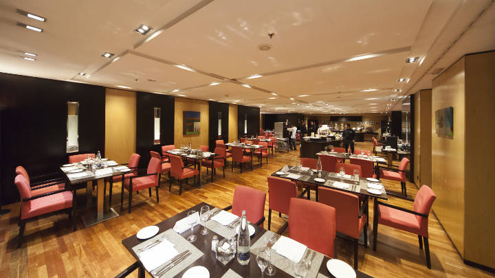 The restaurant at NH Hoteles Eurobuilding is lit with Philips MASTER LEDspot GU10 lights