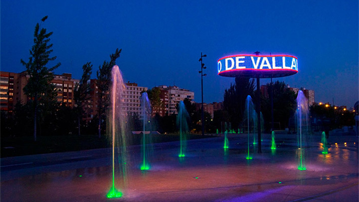 The fountains at Plaza del Milenio lit up by Philips Lighting