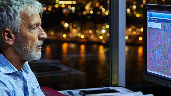 A lighting operator looking at the CityTouch platform on his screen 