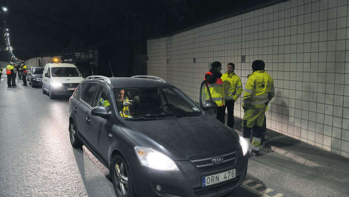 People from the maintenance company are working on Lundbytunnel illuminated by Philips